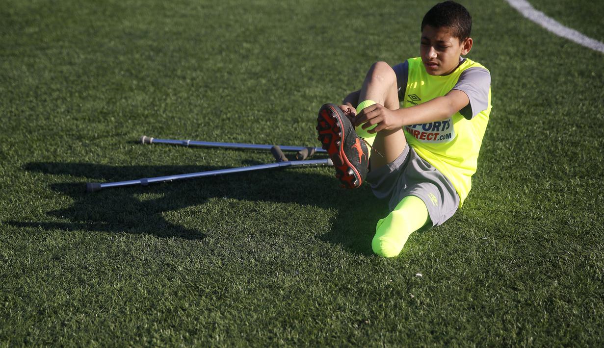 FOTO: Aksi Anak-Anak Palestina yang Diamputasi Berlatih Sepak Bola - Bola Liputan6.com