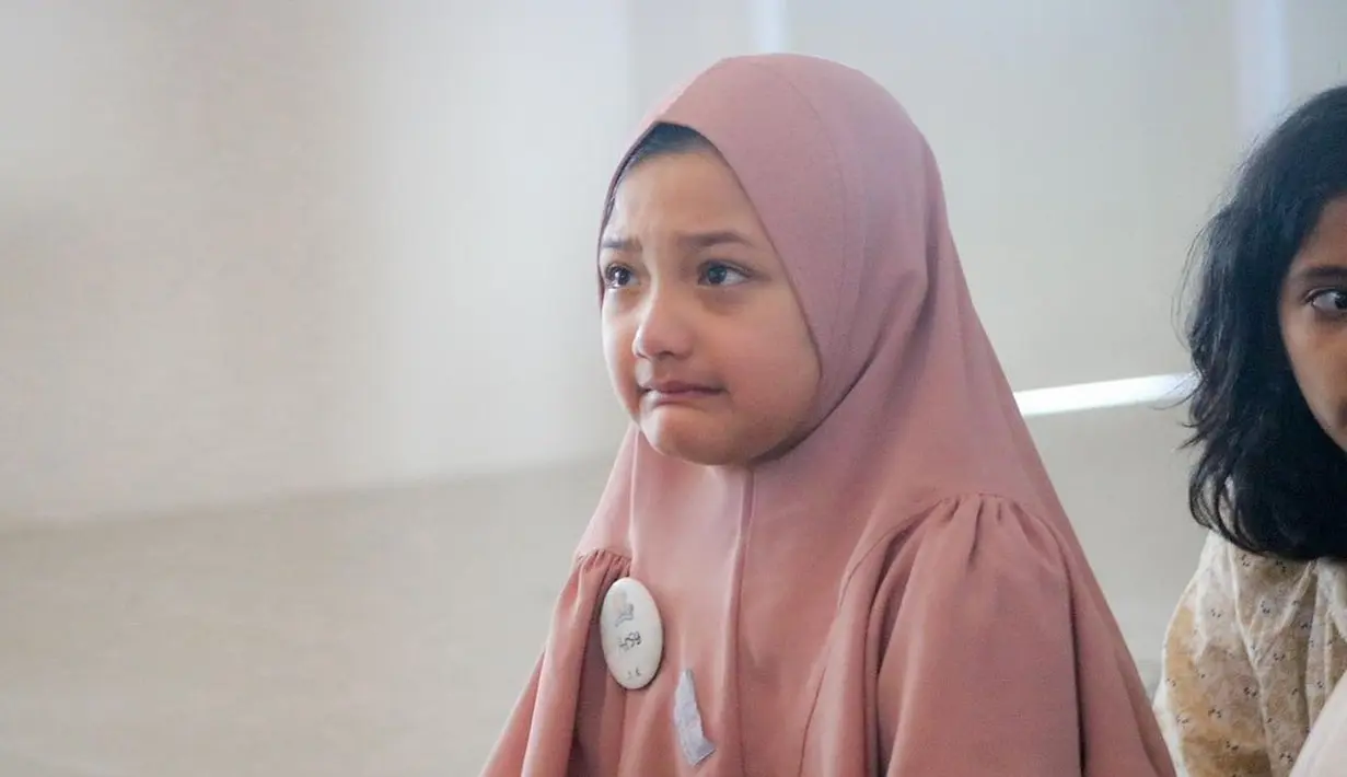Arsy Hermansyah menangis di hari terakhir ikut pesantren kilat. Selama empat hari putri Anang Hermansyah dan Ashanty itu tinggal jauh dari orang tua. Momen  Arsy tak kuasa menahan air mata. [Instagram/queenarsy]