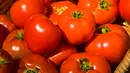 Dilengkapi dengan vitamin C dan lycopene fitokimia, tomat merangsang produksi asam amino yang dikenal sebagai karnitin. Penelitian telah menunjukkan carnitine membantu mempercepat kapasitas pembakaran lemak tubuh. (Istimewa)