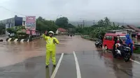 Banjir di Gerbang Tol Cilegon Barat (Cilbar), Senin (27/1/2020). (Liputan6.com/ Yandhi Deslatama)