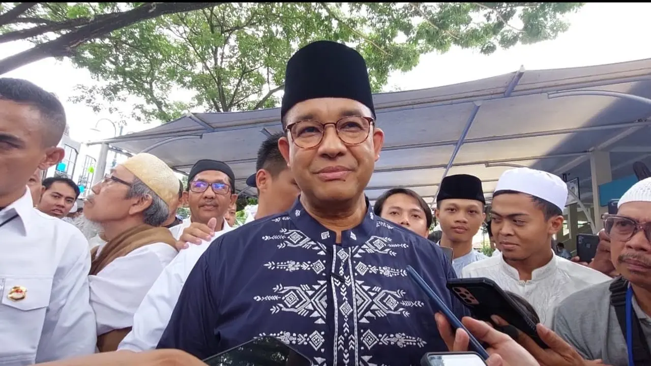 Capres nomor urut 1 Anies Baswedan berbincang dengan wartawan usai Salat Jumat di Masjid Agung Bintaro Jaya, Tangerang Selatan, Banten, Jumat (8/3/2024). (Liputan6.com/Winda Nelfira)