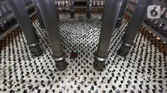 Umat muslim melaksanakan sholat Jumat pertama pada bulan suci Ramadhan di Masjid Istiqlal, Jakarta, Jumat (16/4/2021). Pengurus Masjid Istiqlal menggelar sholat Jumat berjemaah dengan pembatasan 30 persen dari kapasitas ruang utama dan menerapkan protokol kesehatan. (merdeka.com/Imam Buhori)