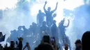 Tim dan ofisial Persib Bandung menyapa warga saat konvoi juara BRI Super League 2025/2026 di Bandung, Jawa Barat, Minggu (24/5/2026). (Bola.com/Bagaskara Lazuardi)