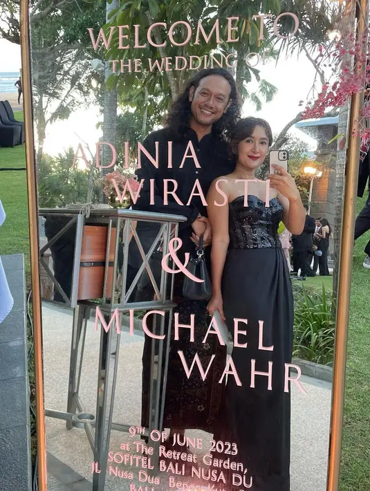 Kenakan serba hitam, Widi Mulia dan Dwi Sasono tampil dengan nuansa outfit yang berbeda [@widimulia]