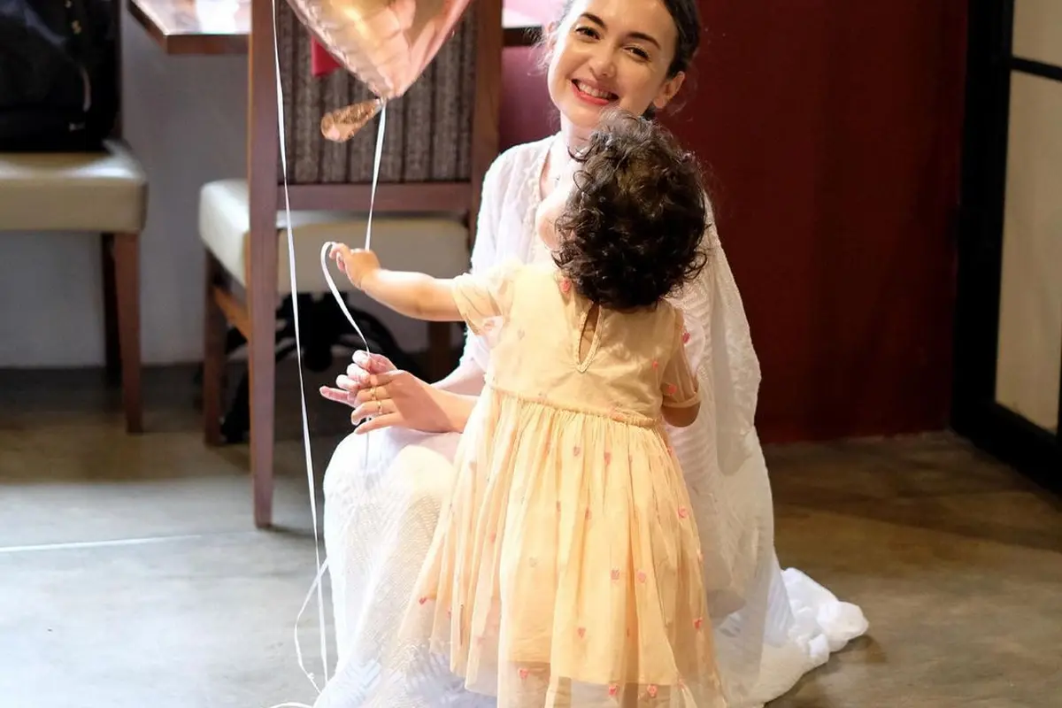 7 Potret Anak Rianti Cartwright Dibaptis, Kehadiran Cathy Sharon Curi Perhatian