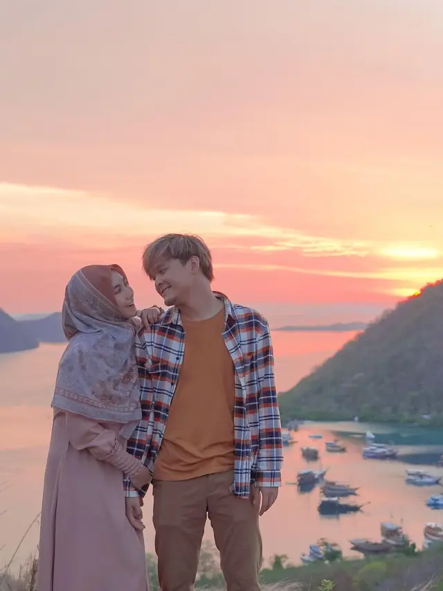 7 Potret Mesra Anisa Rahma dan Suami yang Kini Jalani Progam Bayi Tabung
