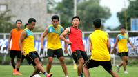 Ahmad Bustomi berlatih dengan rekan setimnya dalam sesi latihan di Lapangan ASIFA Malang, Selasa (27/12/2016). (Bola.com/Iwan Setiawan) 