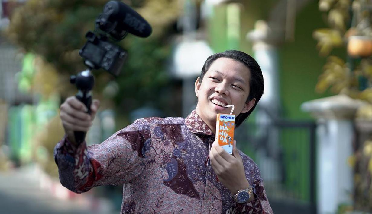FOTO: Gaya Bayu Skak Memakai Batik di Berbagai Kegiatan
