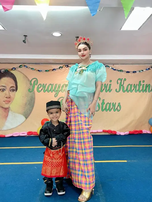 Sama seperti sang ibunda, Razeen juga terlihat tampan dengan baju khas Sulawesi Selatan. Ia pun tampil penuh percaya diri di atas panggung. Anak ketiga Nourah dan Teuku Rafly itu tak berhenti tersenyum di sepanjang acara. (Liputan6.com/IG/@nourahsheivirah)