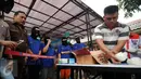 Petugas BNN membongkar kardus berisi narkotika jenis sabu yang disita dari dua kelompok pengedar di Gedung BNN Jakarta, Kamis (29/10/2015). Sabu seberat 22,4 kg dimusnahkan BNN dihadapan sejumlah saksi dan tersangka. (Liputan6.com/Helmi Fithriansyah)