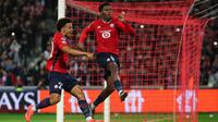 Jelang akhir babak pertama, Lille berhasil mengubah skor lewat eksekusi penalti Jonathan David (kanan) pada menit ke-45+2. (FRANCK FIFE/AFP)