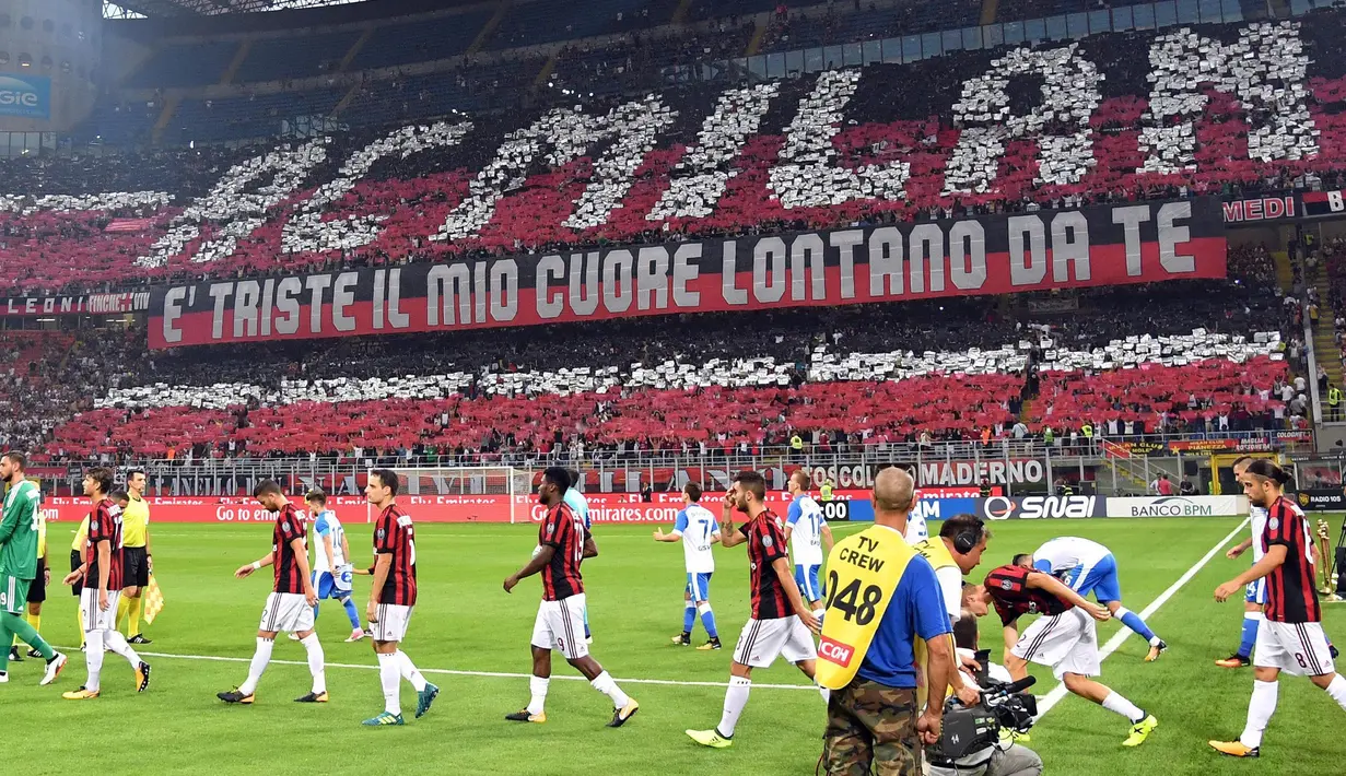 Para suporter saat menyaksikan pertandingan AC Milan melawan U Craiova pada leg kedua babak 3 Liga Europa di San Siro, Milan, (3/8). Dalam pertandingan ini Giacomo Bonaventura dan Patrick Cutrone mencetak satu gol. (Daniel Dal Zennaro/ANSA via AP)
