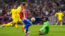 Pemain Atletico Madrid Antoine Griezmann berhadapan dengan penjaga gawang Liverpool Alisson (kanan) pada pertandingan sepak bola Grup B Liga Champions di Stadion Wanda Metropolitano, Madrid, Spanyol, Selasa (19/10/2021). Liverpool menang 3-2. (AP Photo/Manu Fernandez)