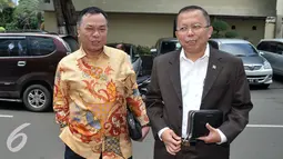 Ketua Fraksi PPP Hasrul Azwar (kiri) bersama Anggota Komisi III DPR dari fraksi Partai Persatuan Pembangunan (PPP) Asrul Sani, mendatangi Polda Metro Jaya, Jakarta, Selasa (1/3). (Liputan6.com/Johan Tallo)