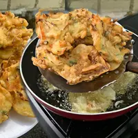 Tips Membuat Bakwan Sayur Renyah Tanpa Banyak Minyak (Credit: Youtube/Ghaziya Warita)