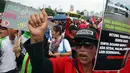 Masyarakat dari Presidium Rakyat Menggugat berteriak saat melakukan demo di depan Gedung MPR/DPR, Senayan, Jakarta, Jumat (23/3). Dalam aksinya mereka menuntut Penolakan UU No. 2/2018 tentang MD3 terkhusus pada pasal 73;122;245. (Liputan6.com/Johan Tallo)