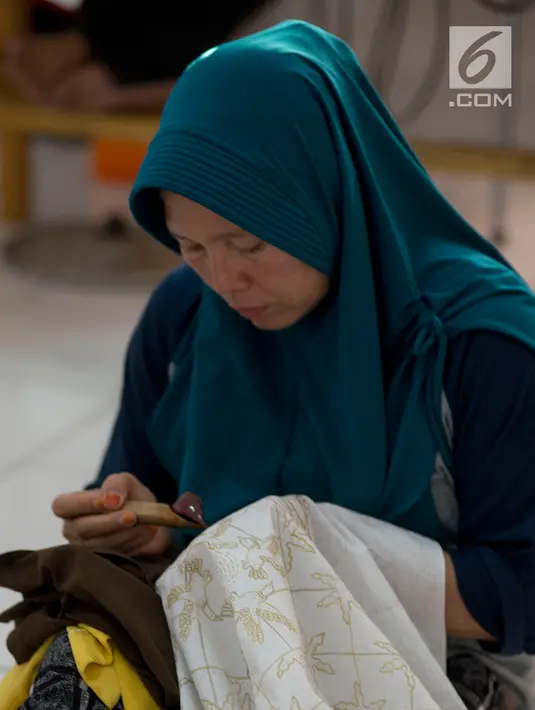 Warga melakukan proses pencantingan saat membuat kain batik di Rusun Rawa Bebek, Jakarta, Sabtu (6/7/2019). Kain dengan motif Jakarta dan motif lainnya ini dibuat oleh ibu-ibu penghuni rusun Rawa Bebek, mereka menjualnya dengan harga Rp1,5 hingga Rp 2,5 juta per kain. (merdeka.com/Imam Buhori)