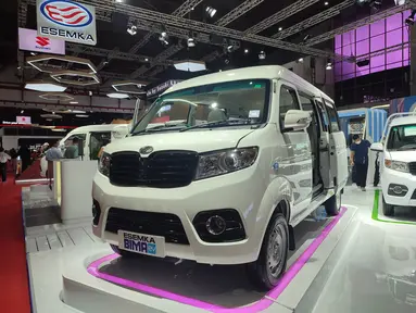 Salah satu mobil yang dipamerkan adalah Esemka Bima EV Passenger van. Mobil ini merupakan mobil van yang bisa digunakan untuk keperluan komersial yang bertenaga listrik dengan kapasitas baterai 49.1 KWh. Mobil ini dibanderol 540 juta rupiah.