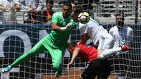 Kiper Manchester United, Sergio Romero, mengamankan gawangnya dari sundulan gelandang Real Madrid, Gareth Bale, pada laga ICC 2017 di Stadion Levi's, California, Minggu (23/7/2017). MU menang atas Madrid 2-1 melalui adu penalti. (AFP/Beck Diefenbach)