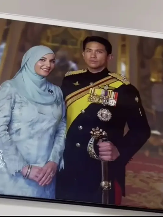 Ada banyak foto yang terdapat pada album tersebut, seperti Anisha Rosnah dengan baju biru berkerudung, dan Pangeran Mateen mengenakan seragam militer warna hitam. [@littleummi.bn]