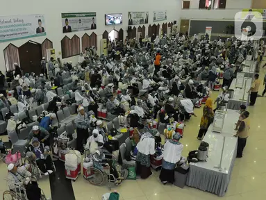 Rombongan jemaah haji berada di dalam aula Asrama Haji Pondok Gede, Jakarta, Kamis (6/7/2023). (merdeka.com/imam buhori)