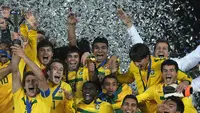 Pemain Timnas Brasil U-20, Casemiro (tengah atas) melakukan selebrasi dengan sejumlah pemain lainnya setelah menjuarai Piala Dunia U-20 2011 yang berlangsung di El Campin, Bogota, Kolombia, Sabtu (20/8/2011). Timnas Brasil U-20 berhasil menjuarai turnamen ini setelah mengalahkan Portugal U-20 dengan skor 3–2 dengan babak perpanjangan waktu. (AFP/Eitan Abramovic)
