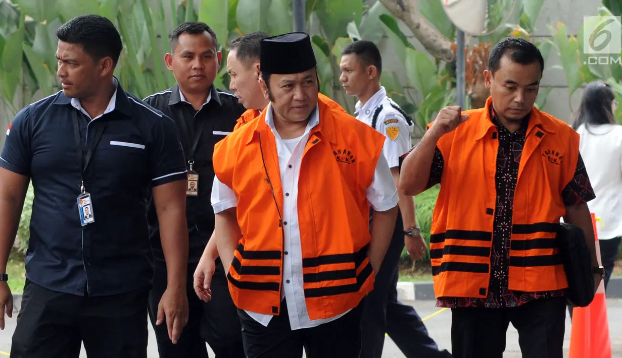 Tersangka Bupati Lampung Selatan nonaktif Zainudin Hasan (tengah) bersama Bupati Halmahera Timur nonaktif Rudi Erawan (belakang tengah) dan Bupati Purbalingga nonaktif Tasdi (kanan) tiba di Gedung KPK, Jakarta, Kamis (9/8). (Merdeka.com/Dwi Narwoko)