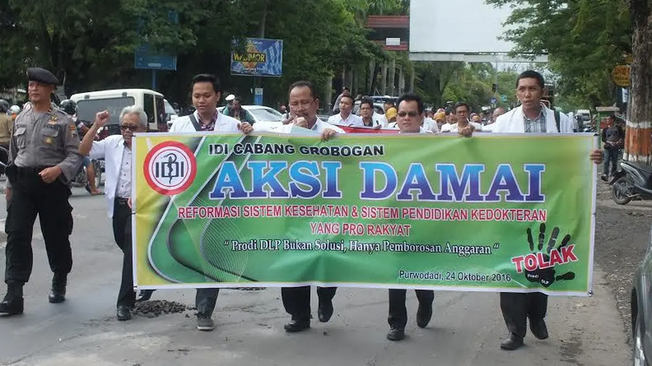 Para dokter yang tergabung dalam Ikatan Dokter Indonesia (IDI) di Grobogan turun ke jalan