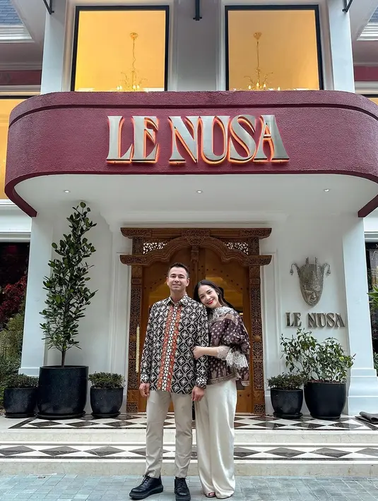 Setelah sukses membuka cabang di Paris, restoran Le Nusa kini resmi hadir di Jakarta. Acara pembukaan restoran ini berlangsung meriah dengan dihadiri sejumlah figur publik ternama, termasuk sang pemilik, Nagita Slavina. [@raffinagita1717].