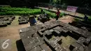 Sejumalah pekerja mengangkut tanah saat  penggalian di situs candi Palgading, Ngaglik, Sleman, Kamis (12/5/16). Candi peninggalan zaman kerajaan mataram Kuno ini akan di pugar hingga 10 Oktober 2016. (Liputan6.com/Boy Harjanto)