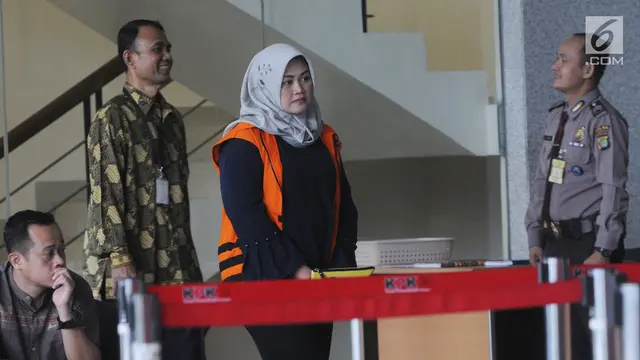 Ekspresi Bupati Nonaktif Bekasi Usai Diperiksa KPK