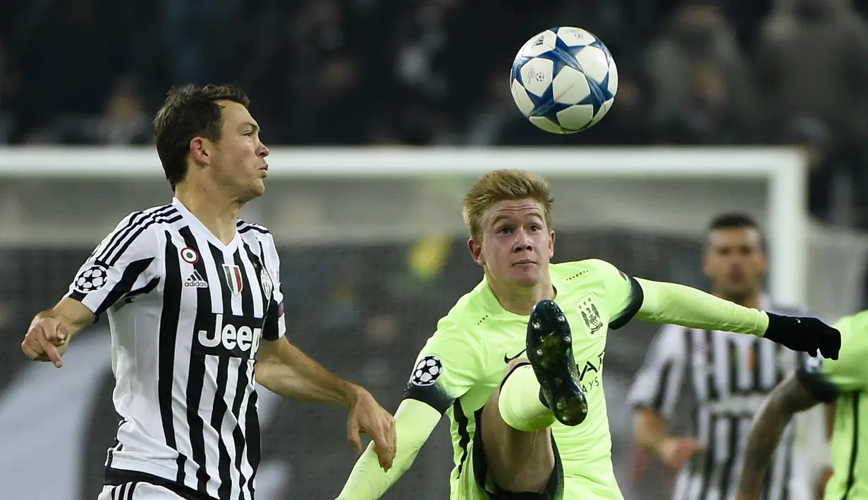 Pemain Manchester City, Kebin De Bruyne (kanan) berebut bola dengan pemain Juventus, Stephan Lichtsteiner  pada lanjutan liga Champions grup D di Stadion Juventus, Turin, Kamis (26/11/2015) dini hari WIB. (AFP Photo/Olivier Morin)