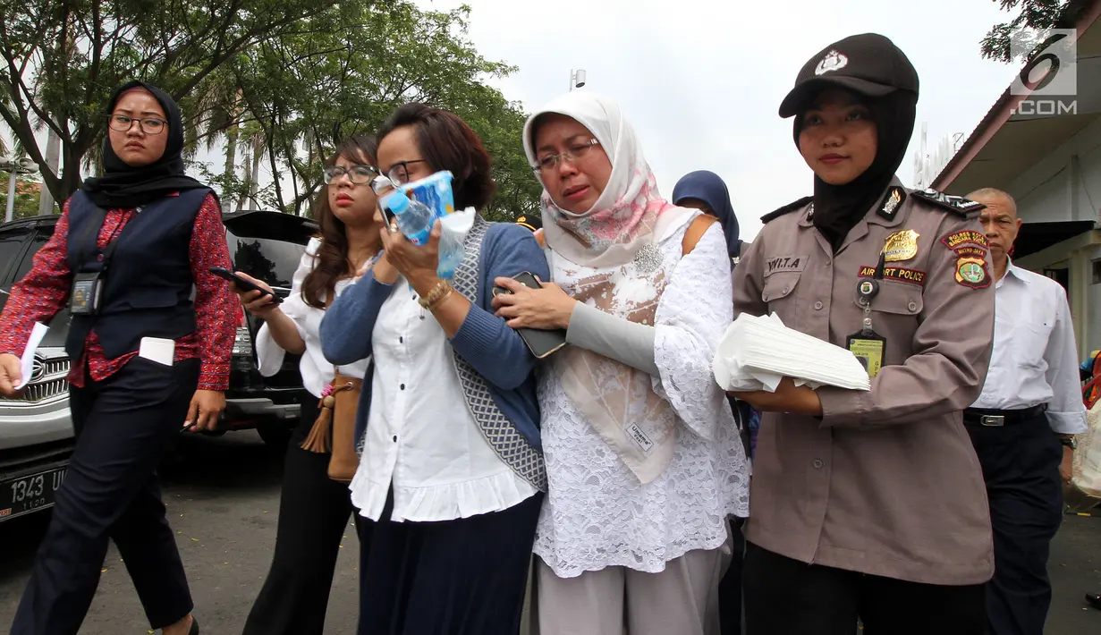 Petugas mendampingi anggota keluarga penumpang pesawat Lion Air JT 610 di crisis center Bandara Soekarno Hatta, Tangerang, Senin (29/10). Pesawat rute Jakarta-Pangkal Pinang itu dipastikan jatuh di laut utara Karawang. (Liputan6.com/Fery Pradolo)