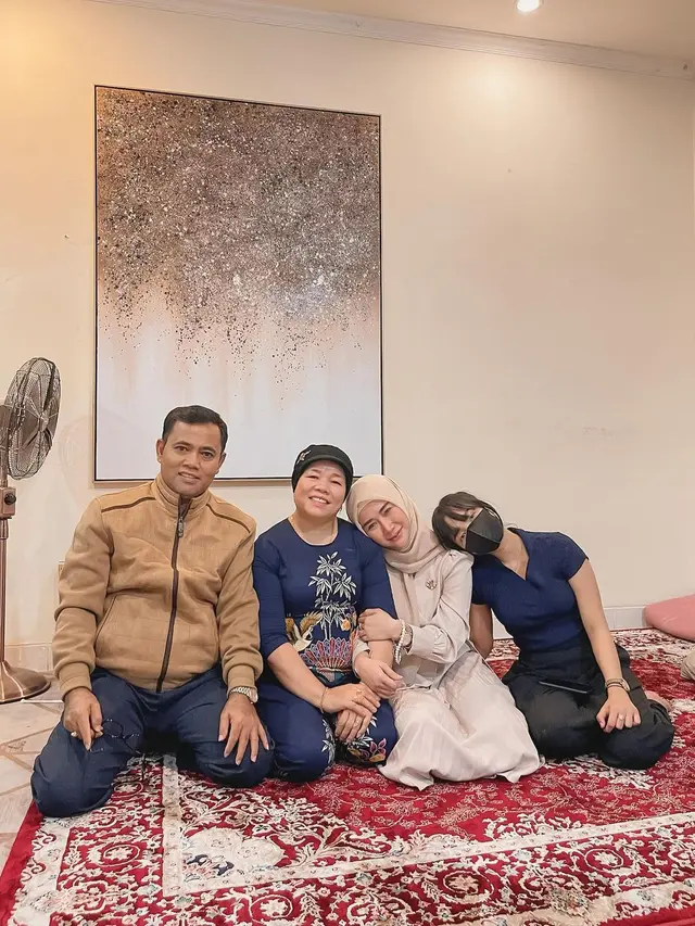 6 Potret Kedekatan Marissya Icha dan Keluarga H. Faisal, Setia Mendampingi