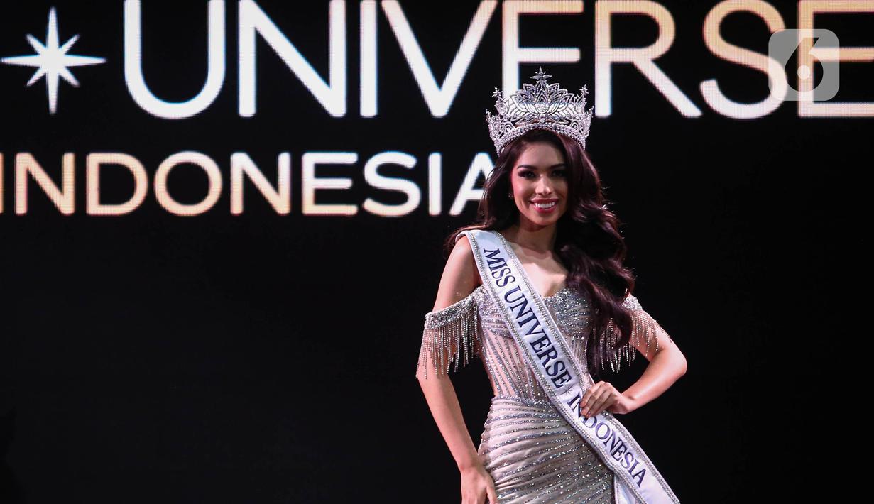 Dalam ajang Miss Universe 2024, Clara Shafira mengenakan busana bertema "Guardian Angel of Nusantara", hasil karya desainer Lenny Hartono. (Liputan6.com/Angga Yuniar)