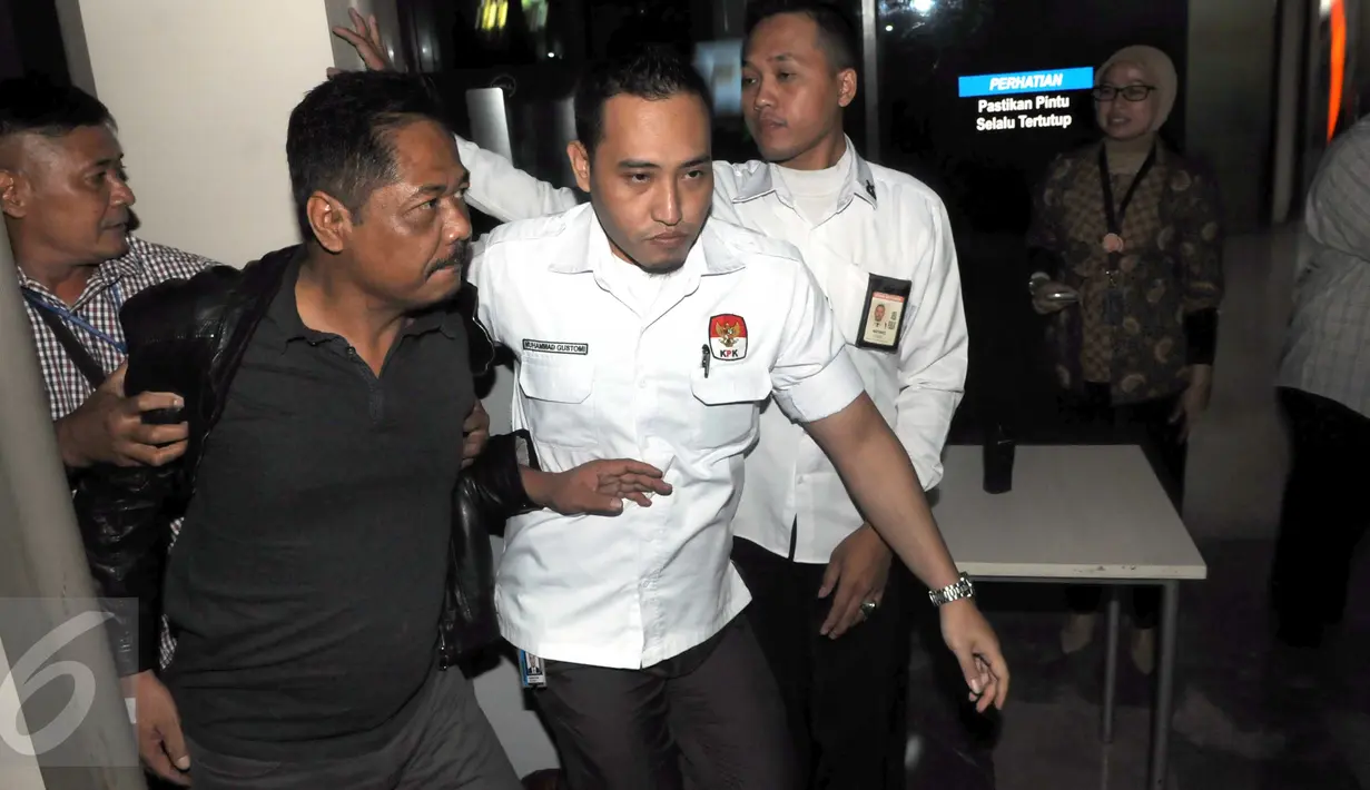 Politisi Partai Golkar, Budi Supriyanto mengenakan jaket hitam masuk ke dalam gedung KPK, Jakarta, Selasa (15/3/2016). Budi akan diperiksa terkait kasus dugaan suap proyek di Kementerian Pekerjaan Umum dan Perumahan Rakyat (Liputan6.com/Helmi Afandi)