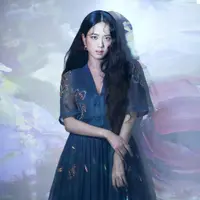 Menemani Bae Suzy, Kim Jisoo didapuk menjadi Global Ambassador untuk Dior Fashion dan Dior Beauty. Jisoo resmi bergabung dengan Dior pada Maret 2021. Direktur Kreatif Dior, Maria Grazia Chiuri bahkan terinspirasi dari Jisoo saat merancang Fall 2021 Dior. (instagram/sooyaaa__)