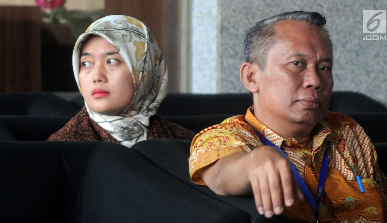 Bupati Lampung Timur Chusnunia Chalim atau Nunik (kiri) menunggu penyidikan di Gedung KPK, Jakarta, Jumat (1/3). Nunik diperiksa sebagai saksi untuk tersangka terpidana mantan Bupati Lampung Tengah Mustafa. (Merdeka.com/Dwi Narwoko)