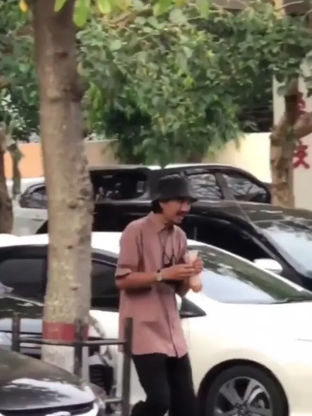 Viral Duta Sheila On 7 Jajan Cilok di Pinggir Jalan, Ini 6 Potretnya