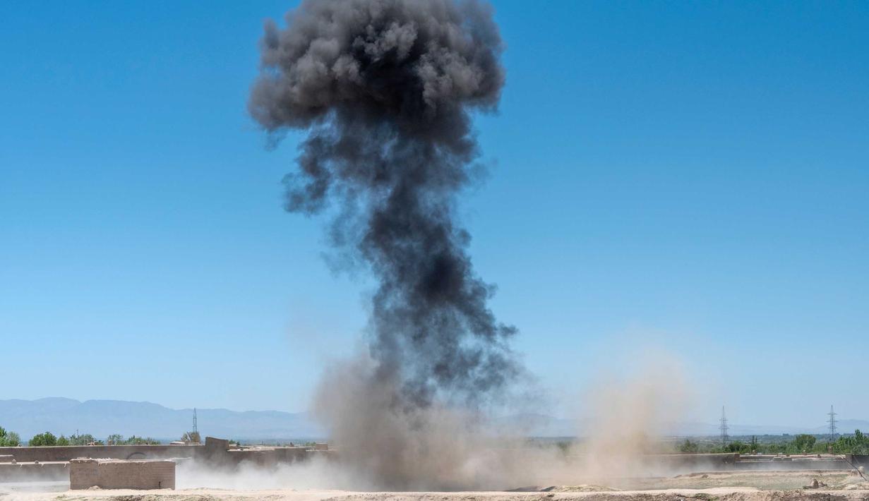Gumpalan awan hitam mewarnai langit usai para penjinak ranjau Afghanistan dari Halo Trust meledakkan ranjau anti-tank di desa Qach Qala, provinsi Ghazni, pada 14 Mei 2024 lalu. (Wakil KOHSAR/AFP)