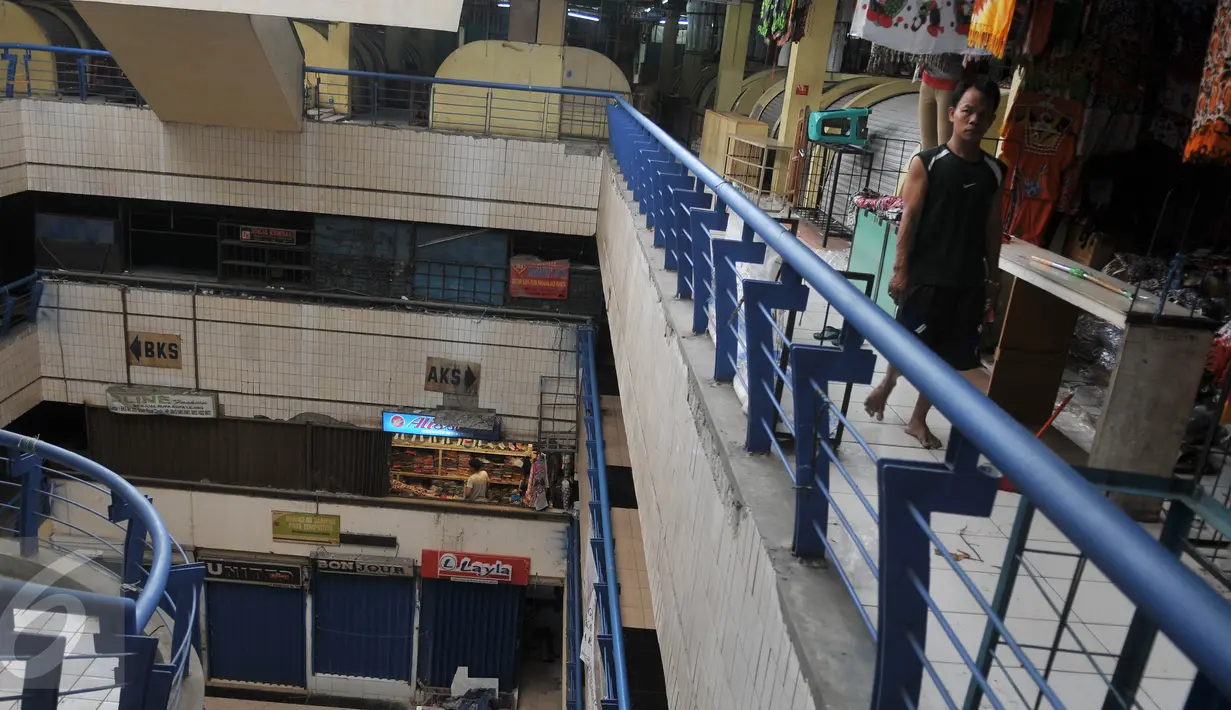 Salah satu pemilik kios menjaga barang dagangannya di pusat perbelanjaan Pasar Cipulir, Jakarta, Selasa (12/7).Sejumlah pasar tradisional di Jakarta belum menampakkan aktifitas meskipun libur telah usai. (Liputan6.com/Johan Tallo)