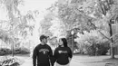 Penampilan Kaesang pun dilengkapi dengan celana panjang warna hitam. Dipermanis dengan cap dan sneakers yang membuat penampilannya kian seperti mahasiswa. [@erinagudono/@kaesangp].