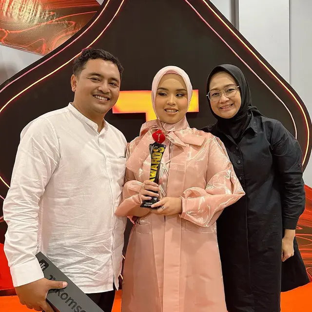 Gaun mewah Putri Ariani (Instagram/arianinismaputri)