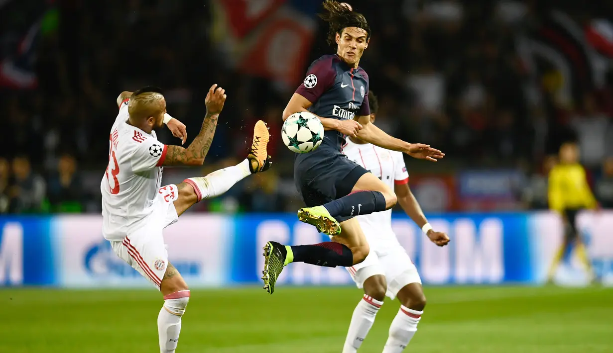 Penyerang Paris Saint-Germain, Edinson Cavani (tengah) mengekor pada peringkat kedua top scorer Ligue 1 Prancis dengan koleksi delapan gol. (AFP/Christophe Simon)