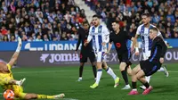 Gelandang Barcelona asal Spanyol #16 Fermin Lopez (kanan) melepaskan tembakan, tetapi gagal&nbsp;menghasilkan gol&nbsp;saat pertandingan LaLiga Spanyol 2024/2025 antara&nbsp;Leganes melawan Barcelona di Estadio Municipal de Butarque pada Minggu (13/4/2025) dini hari WIB. (Thomas COEX / AFP)