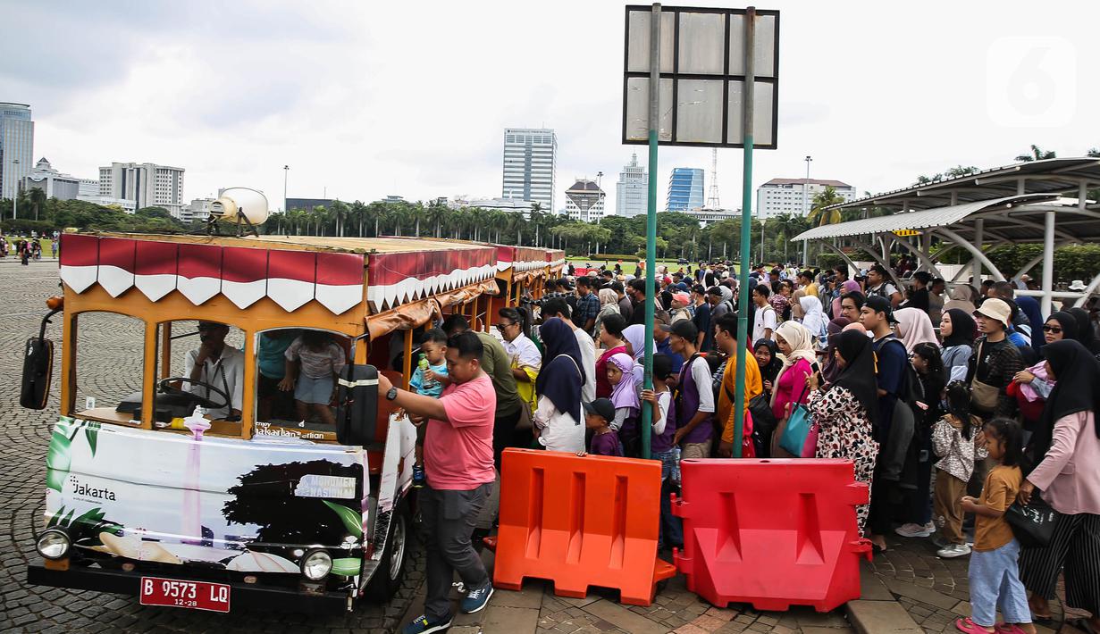 Warga menyambut antusias perpanjangan waktu berwisata di kawasan Monumen Nasional saat libur Natal 2024 hingga Tahun Baru 2025. (Liputan6.com/Angga Yuniar)