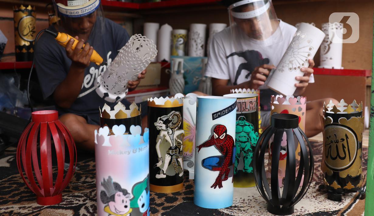 Perajin melakukan proses penghalusan saat menyelesaikan lampu hias berkarakter dari bahan pipa di Tangerang, Selasa (5/1/2021). Lampu hias berkarakter tersebut dijual dikasaran harga Rp 100 hingga Rp 150 ribu tergantung tingkat kesulitan. (Liputan6.com/Angga Yuniar)