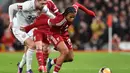 Di babak kedua, permainan kedua tim tidak mengendur. Tampak dalam foto, bek Barnsley asal Irlandia, Corey O'Keeffe (kiri) berduel dengan striker Liverpool asal Inggris, Rio Ngumoha saat pertandingan putaran ketiga Piala FA Inggris di Stadion Anfield, pada Senin 12 Januari 2026 waktu setempat atau Selasa (13/1/2026) dini hari WIB. (PETER POWELL/AFP)