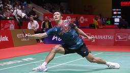 Drama kejar-kejaran skor mewarnai duel Jonatan Christie dengan Lin Chun-Yi. Namun Jojo akhirnya sukses mengunci kemenangan dengan skor 21-9, 10-21, dan 21-15. (Bola.com/M Iqbal Ichsan) (Bola.com/M Iqbal Ichsan)
