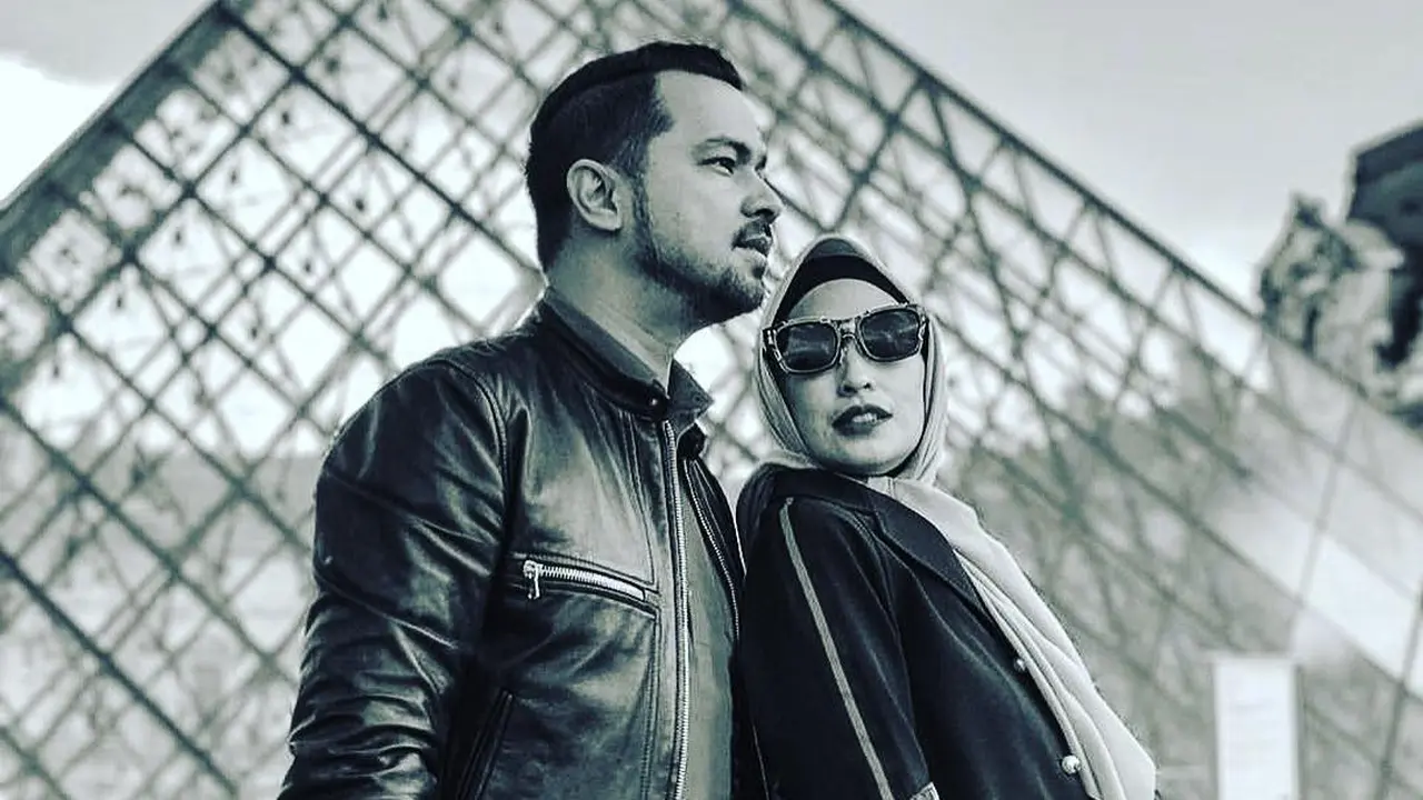[Bintang] 11 Tahun Menikah, Ini 8 Foto Romantis Sultan Djorghi dan Annisa Trihapsari